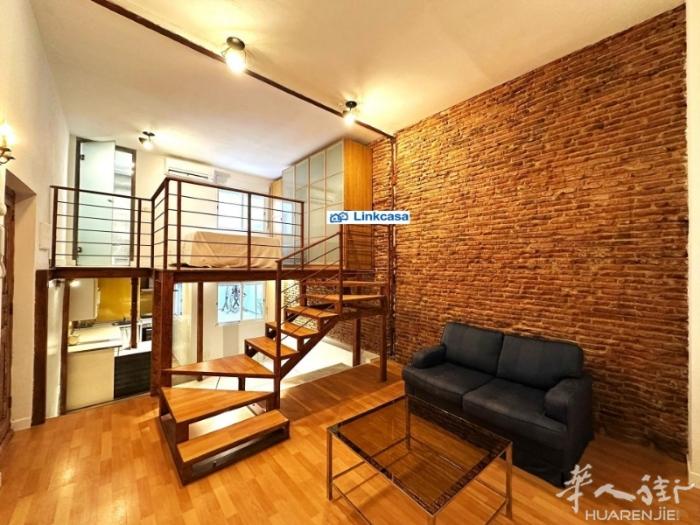 距离casa de campo地铁口四分钟路程，楼下还有36,39,55,65,