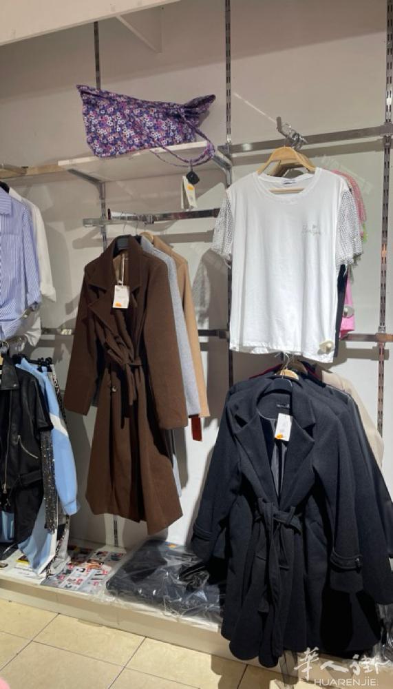 马德里服装店转让，160平方，房租2000，联系人624979739