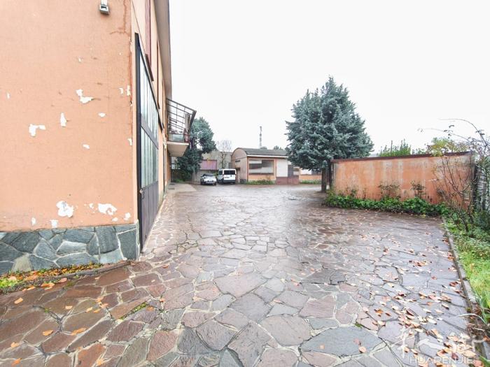 monza 工厂带住家带院子出售