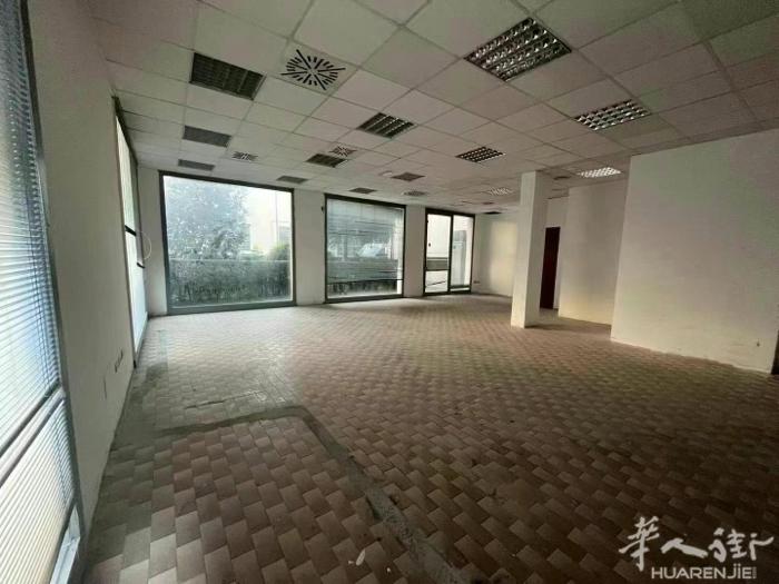 Via Zarini 附近全新装修商业店面250平方 房租2500没iva 押金