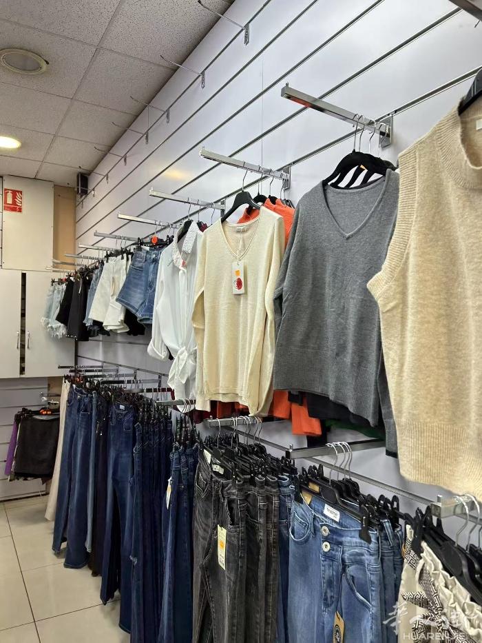 因店铺关门，清仓衣服架子 ，透明玻璃和模特有意者请联系