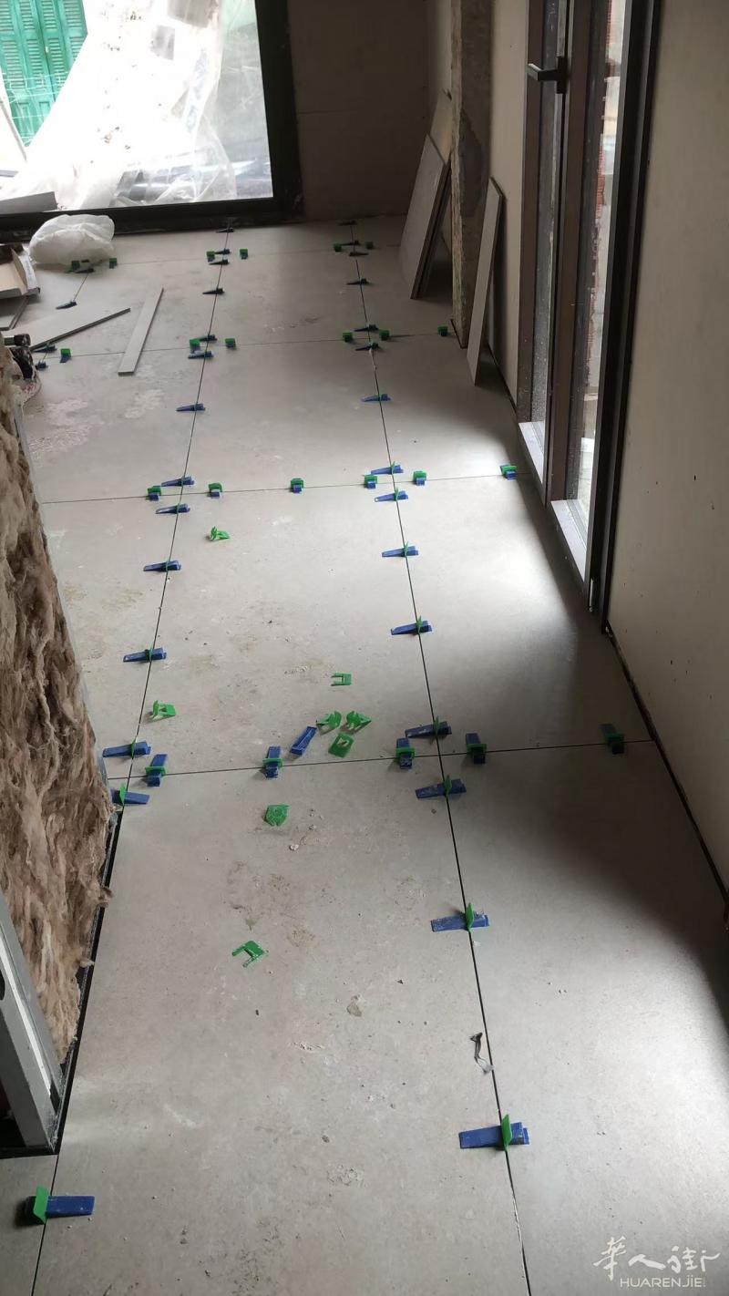 本公司找专业贴瓷砖人员做宾馆，需要20小时上岗证、