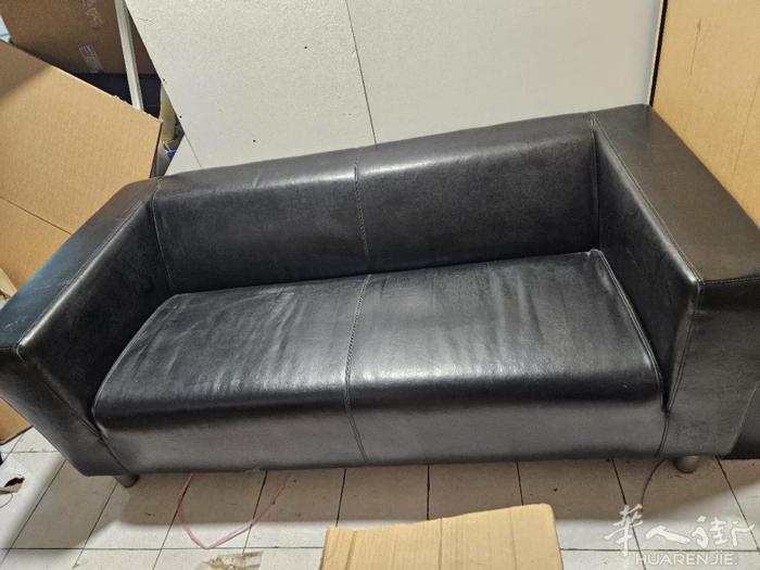 超值真皮双人大沙发。 放在楼上很少使用，9成新。  长175 cm， 宽85 c