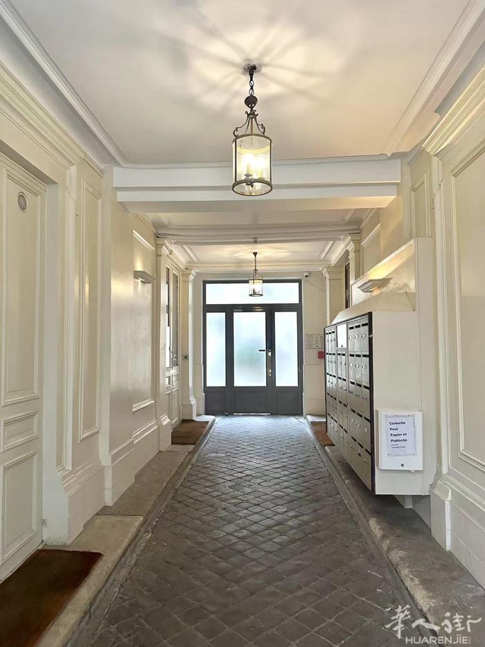 凯旋门旁豪华装修一室一厅 · 地址：位于 Rue des Acacias，750