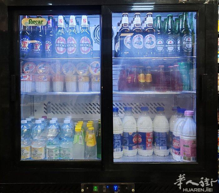 出售二手饮料冰箱，需自己来拿，六成新，价格 150 欧。