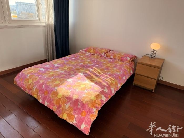 13区  70平的 公寓  房间数3  卧室数2  有家具 (ID：205921