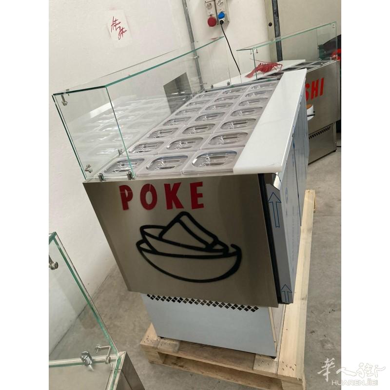 戳准备站配有 21 个 GN 1/6 托盘和酱料架。非常适合那些空间有限但想要充分利用空间的人。