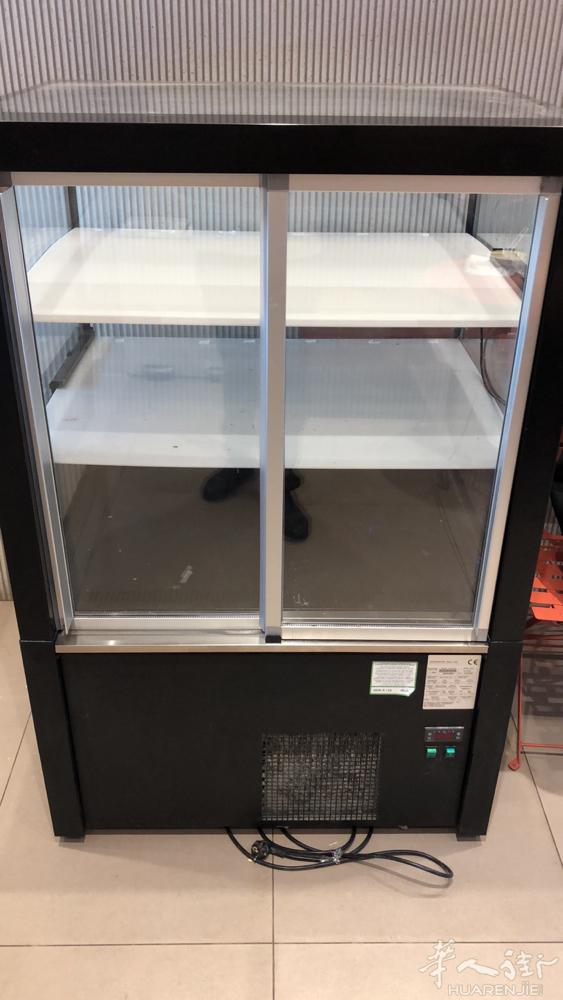 展示柜用了9成新600欧 硬冰全新就撕了膜700自提￼ 米兰华人街