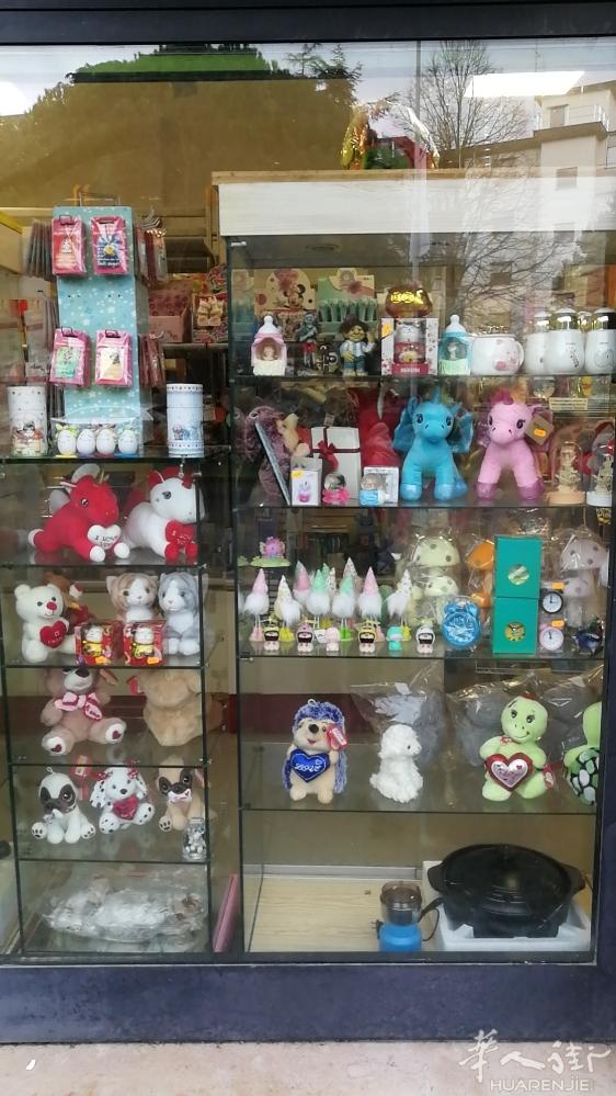 tavola新店开业华人服务社，店里文具全部打折，书包全部10欧，另有毛爷爷，电