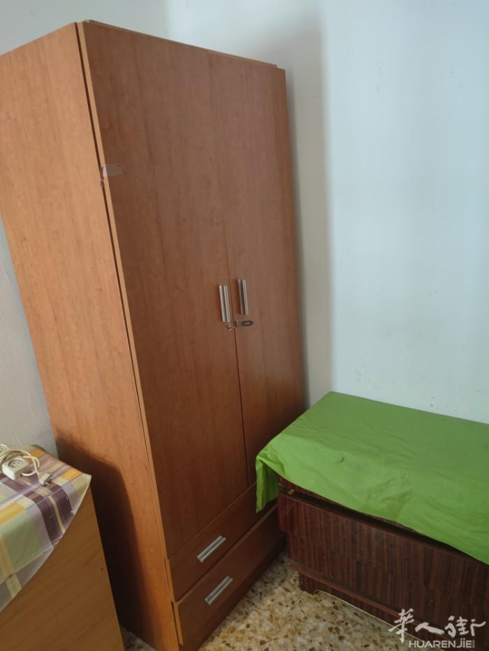 马德里市内5路地铁Urgel,单人房出租，租金330€，押金100€，有网络，光