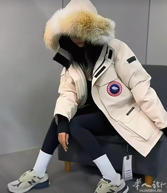 出售新款羽绒服，男女同款，89欧元一件。有需要的电话联系。0662357097。