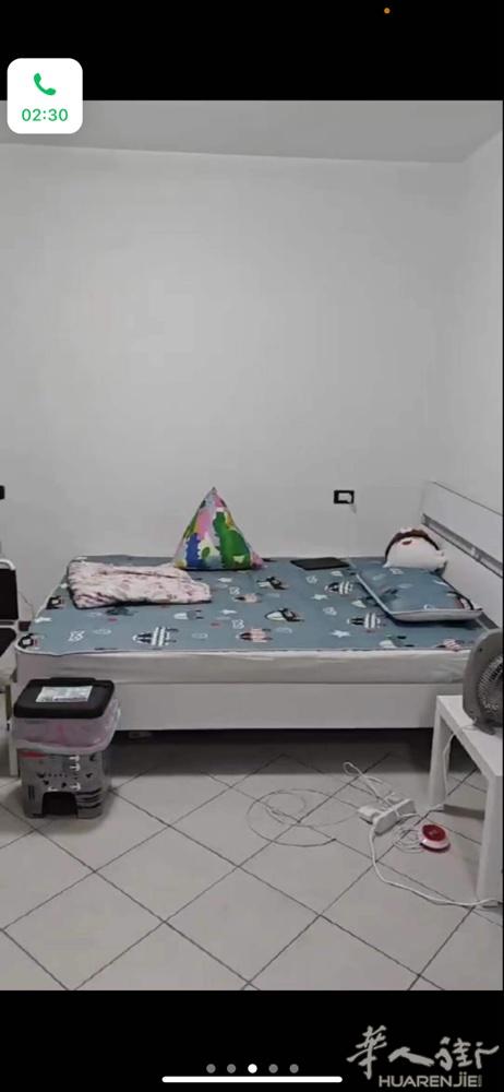 罗马公园邮局那条街，有单身公寓转让，全新装修，大阳台5楼有电梯，转让费5500包