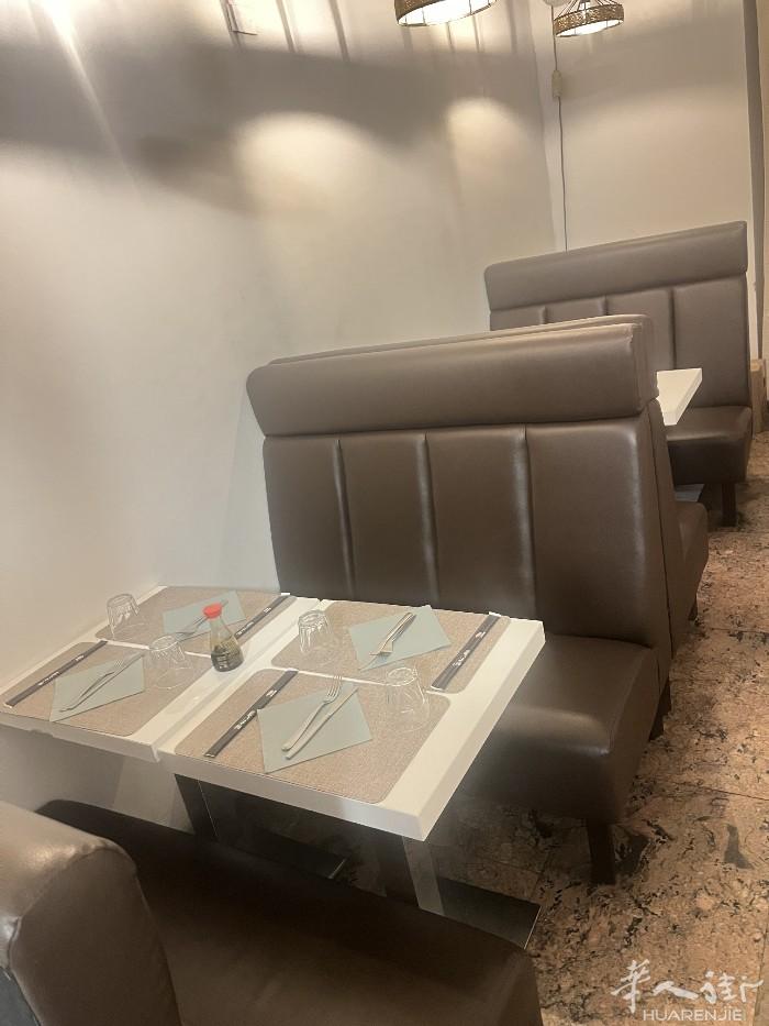 餐馆出4张沙发，长度120cm, 高度：120cm，打包价200€全拿走，9成新