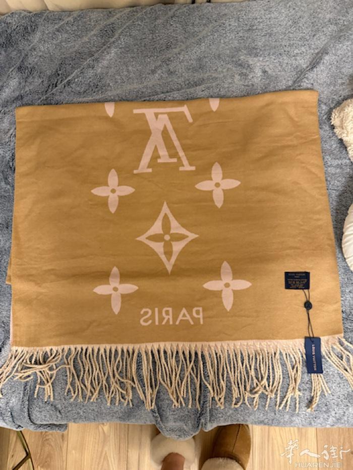 驼色粉色双面围巾，亲肤柔软。全新有吊牌 想要的朋友请短信联系，不要打电话，谢谢