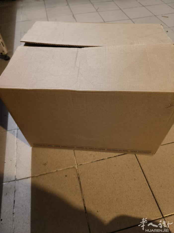 一箱桌纸低价转让，20€
