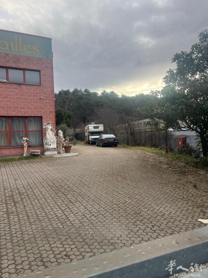 米兰旁 大型仓库 对外出售 可打包买可只买墙皮 建筑面积 4200 平方 使用面