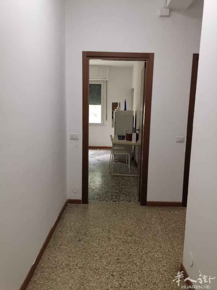 米兰大房间出租 区域（certosa）via sapri 位于3楼 家具家电齐全
