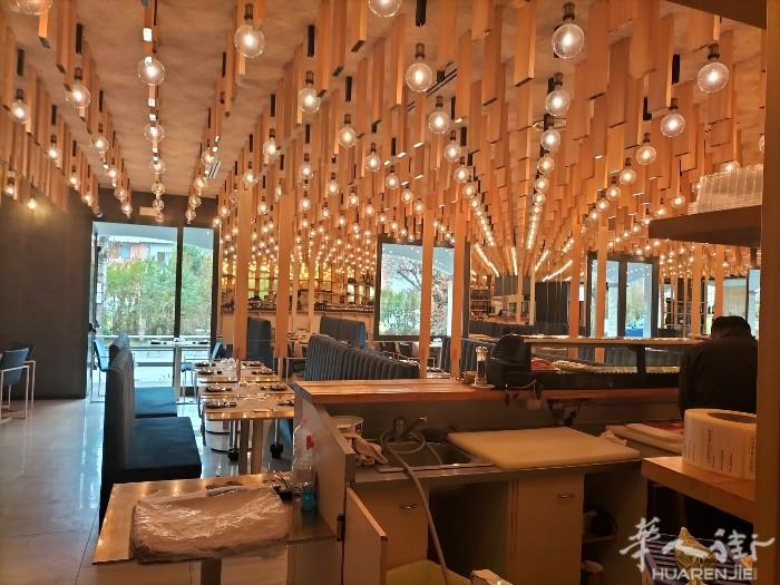 como 餐馆出售，位于马路边，停车位，因人手不足，价格35w