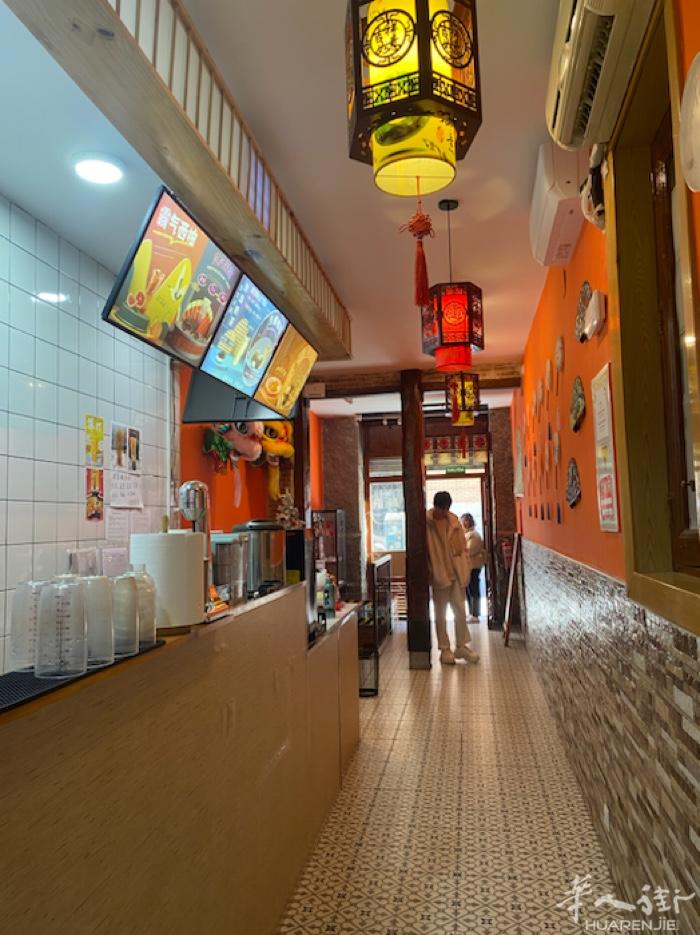 Opera 奶茶店 【市中心Opera店铺转让】店面一共两层50平方米左右，楼下