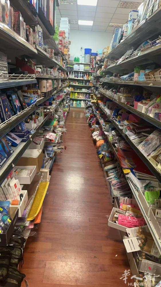 本人有18年工作百货老店转让 我想要退休了 店面有100平方 有5排玻璃窗门面