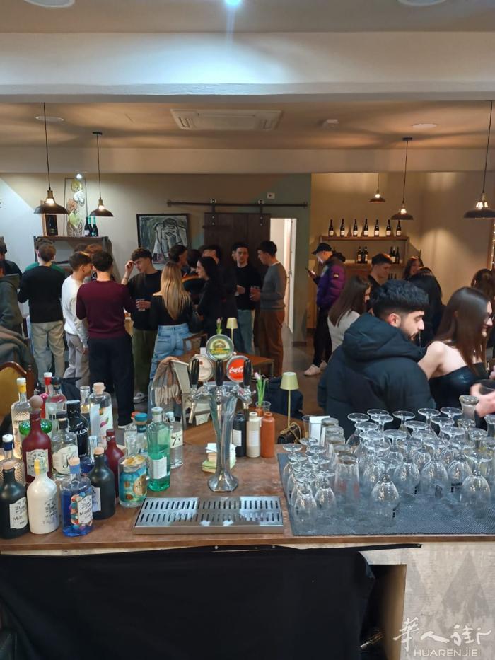 出售老外酒吧带做餐，大概200多平方，位置好市中心附近，每个星期都有一天卖散，一