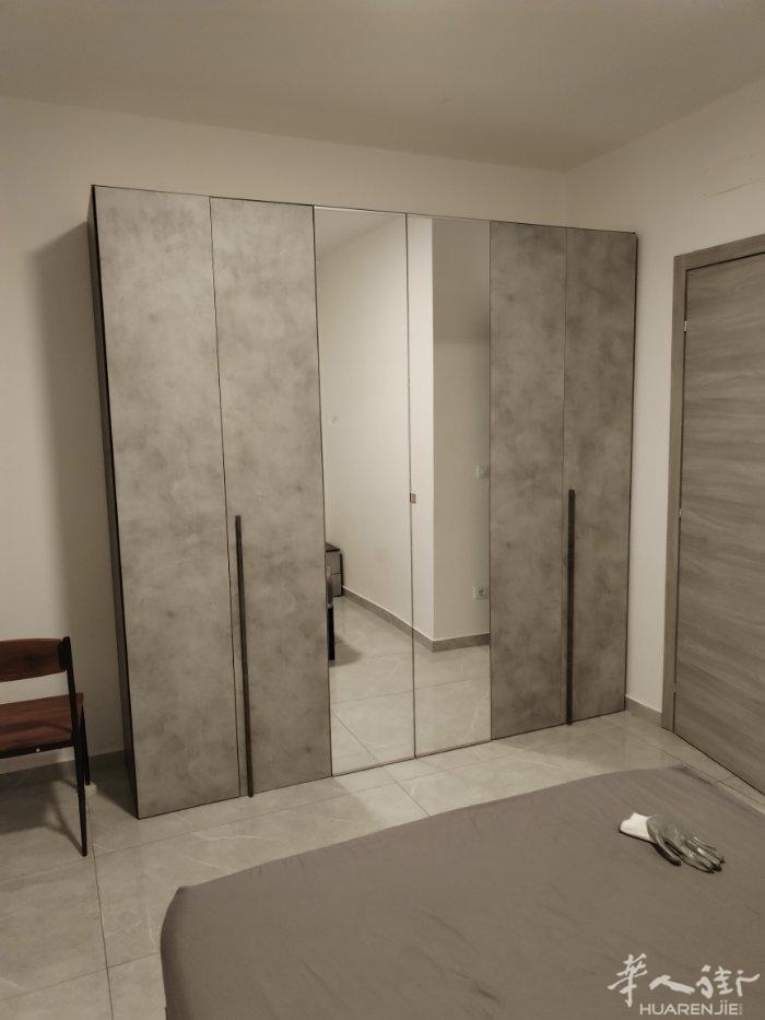 大衣柜和抽屉柜基本全新没用过是150和50€，大🛏️160❌200小床🛏️2