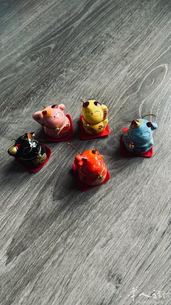 全新5个装陶瓷招财猫，精致小巧高度大约4个厘米，1盒5个装20 €，可送货。