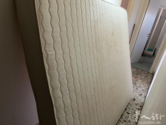 旧床垫免费送有人要吗？在Prato（要自取哦）尺寸：160cmx190cm，厚度