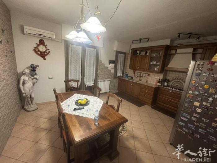 prato via boni pam 超市附近，独立落地房出售，约220 平方，