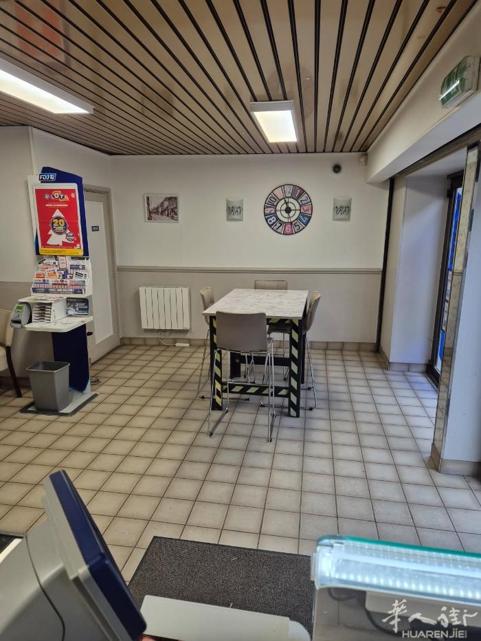 tabac酒吧烟草店转让  店卖116000 楼上有住宅，总共1300房租 店在
