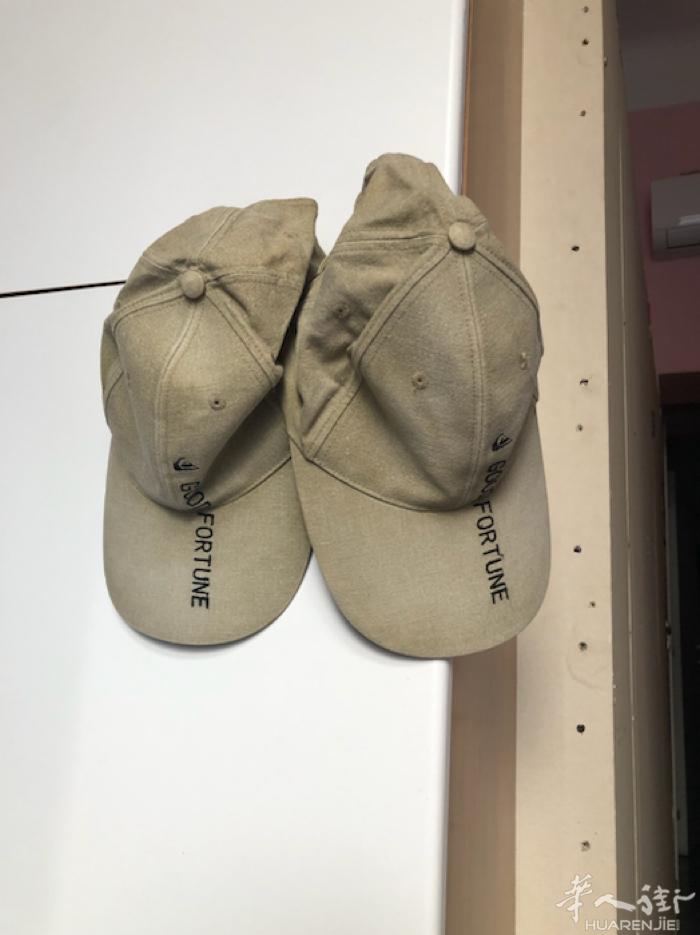 出售闲置：  全新两顶运动帽： 价格，5欧元一顶帽子。  二手女式军用羽绒服：适