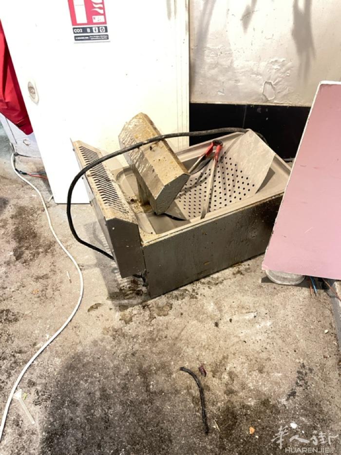 免费送餐馆很多坏冰箱、坏工作台、马达、要的速度拉过去当废铁卖