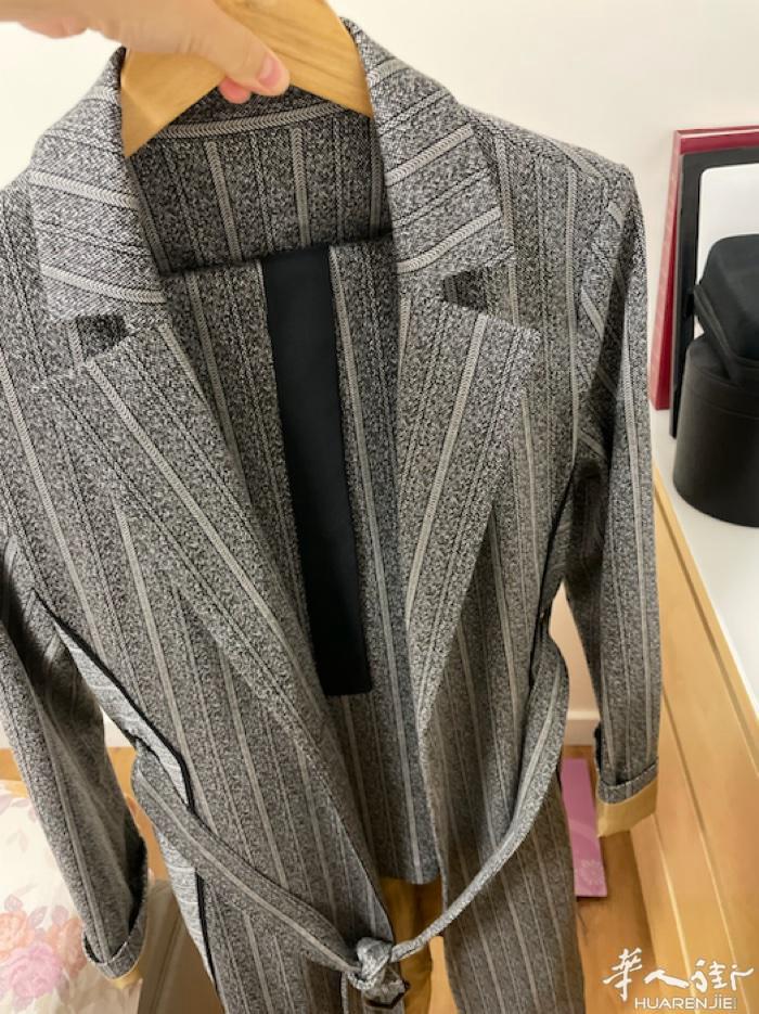 出二首8成新女款衣服，由于本人发胖了很多衣服都穿不上了，白菜价转有缘人20-10