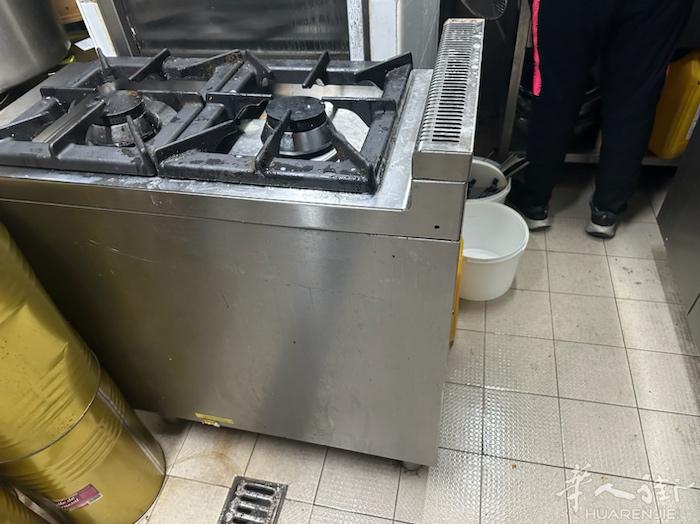 因餐馆装修现在出售 两米带过滤的烧烤炉 有风柜 冰箱 冷冻柜处理有需要的老板联系