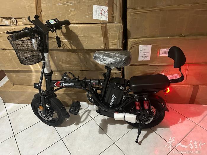 中国街绿城超市前面，各种电动车出售，送货上门全意大利