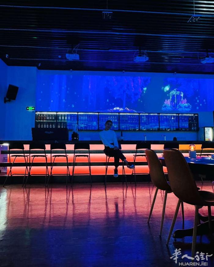 餐厅出兑，出租。位置：alimos，雅典最大的海滩浴场旁边、楼层：餐厅临街商铺、