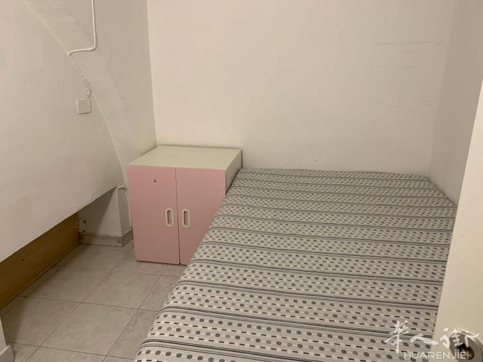 米兰华人衔小房间搭铺：3444030649