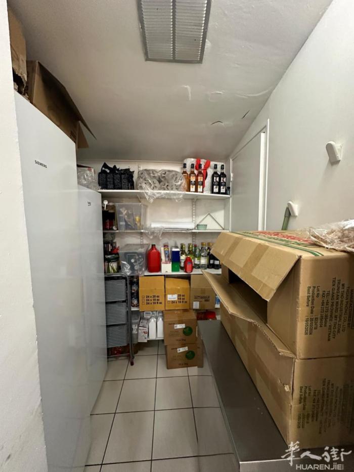 出售巴黎9区小型快餐店营业执照 	•	面积：24平方米 	•	租金：1 725