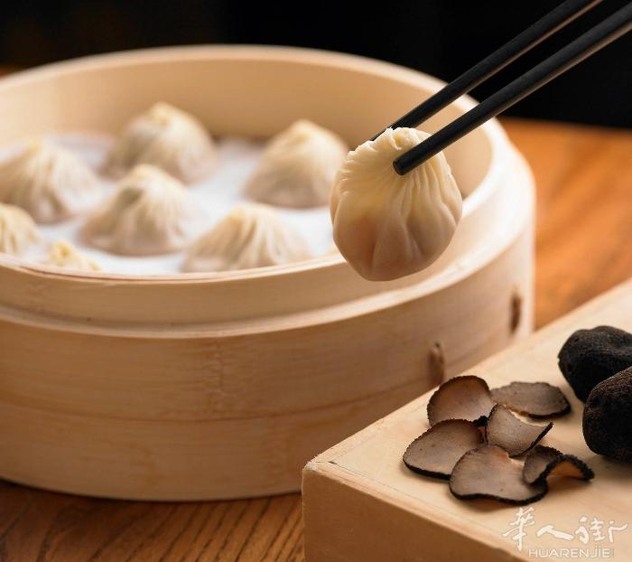 手工正宗灌汤小笼包，汤汁饱满，口感细腻，美味的小笼包，让你感受到家的味道和温馨，
