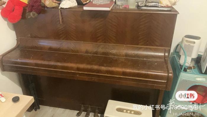 罗马出一台老钢琴立式的