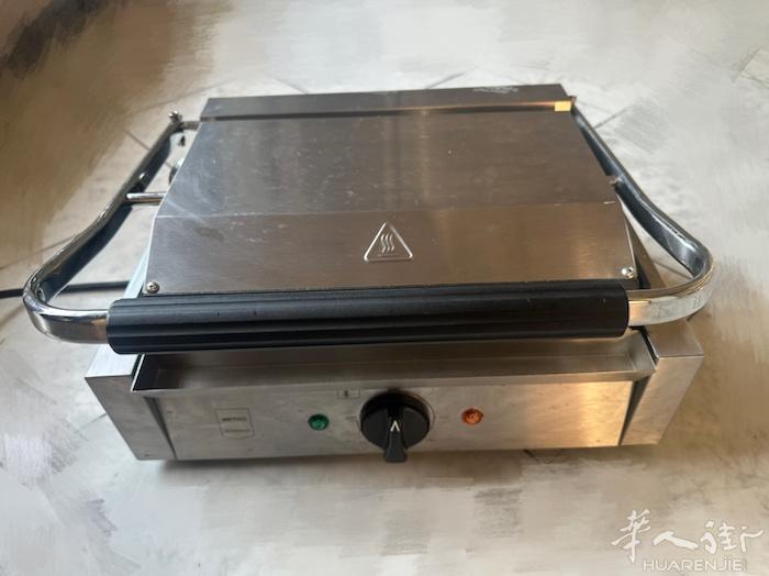 专业铁板压面包机买来300来块现在150出