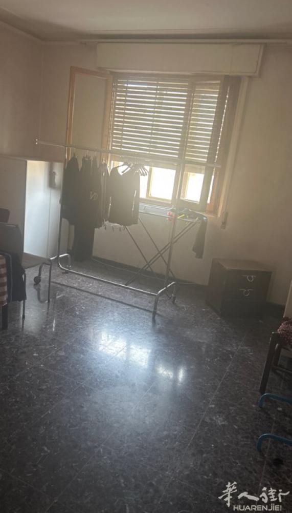 sanpaolo邮局附近有一大房间搭铺，有网絡可烧，温州地区人最佳，333823