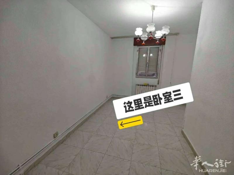 家具全新。南北通透Carpetana地铁3室2卫1厅整租