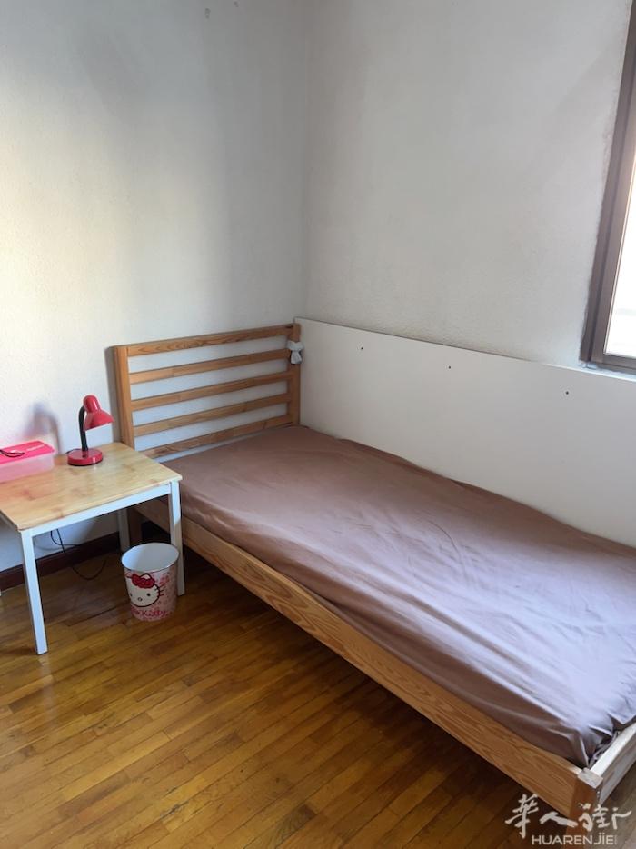 大小房间出租usera大街24小时药店后面，离亚洲货行地铁口很近，包水电网络，租