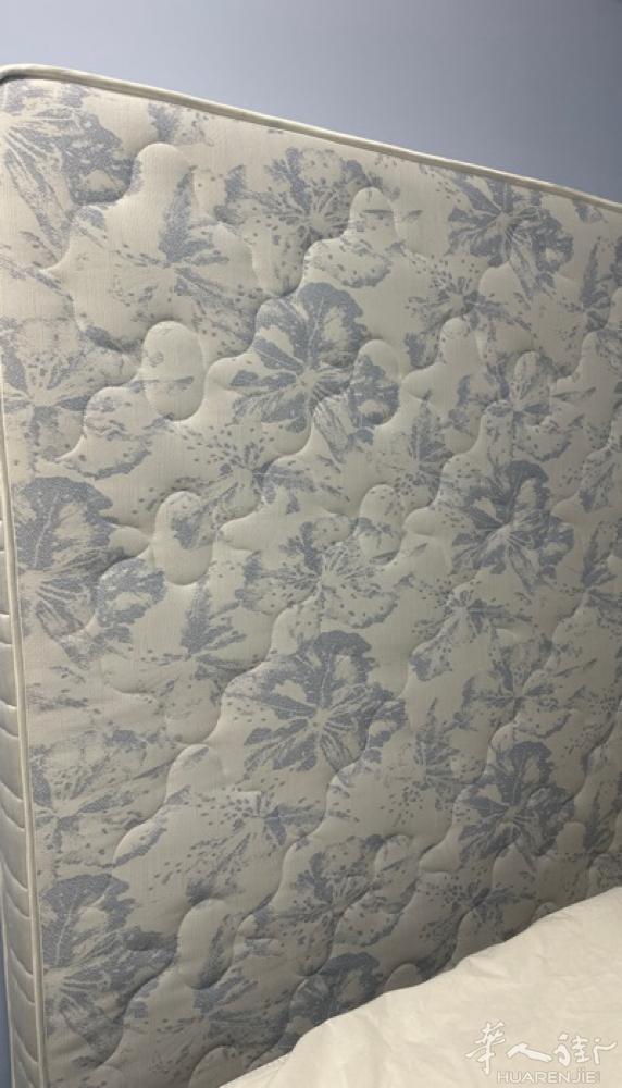 双人床床垫，全新，200欧，没睡过，在piacenza。