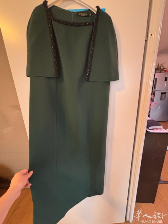 大家好 这里有几件礼服要处理 每件礼服都是只穿几个小时 大家都知道 孩子订婚结婚