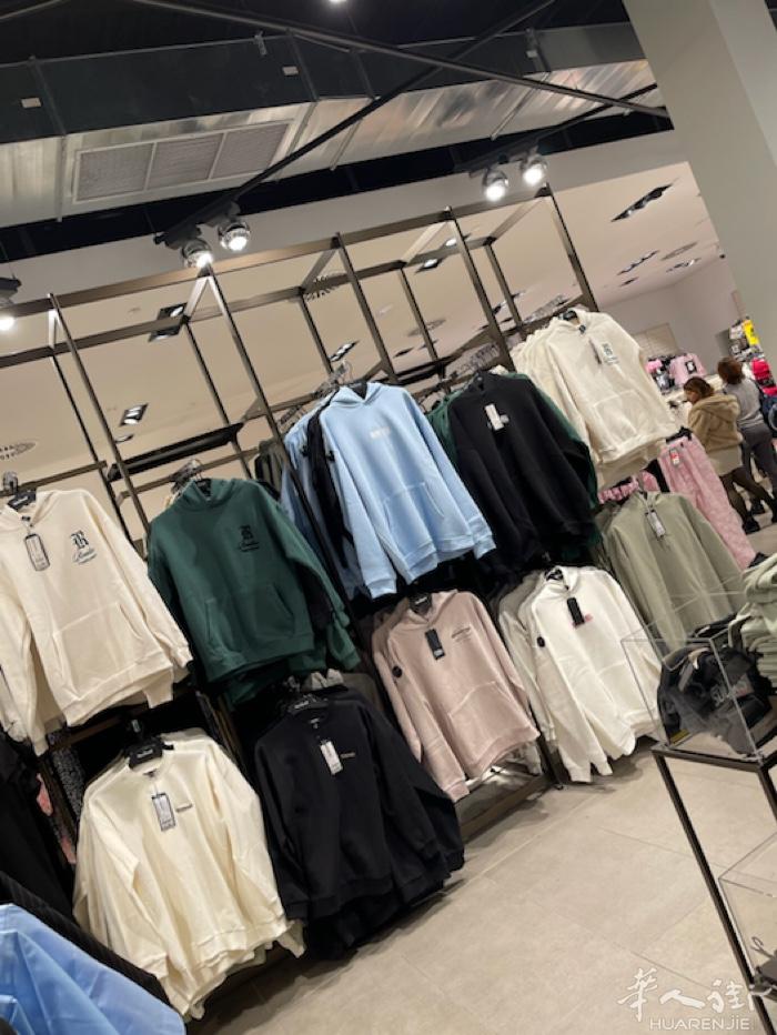 马德里服装店转让，160平方，2000房租，联系624979739