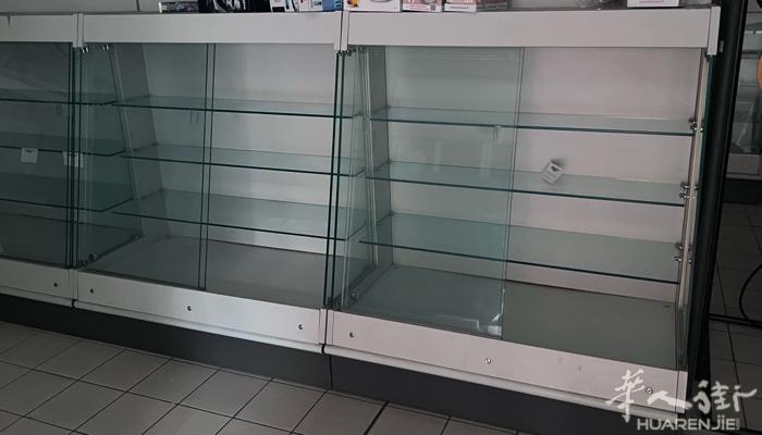 Genova出大量玻璃柜子/自提  适合手机店和百货店。有需要的老板私  低价出
