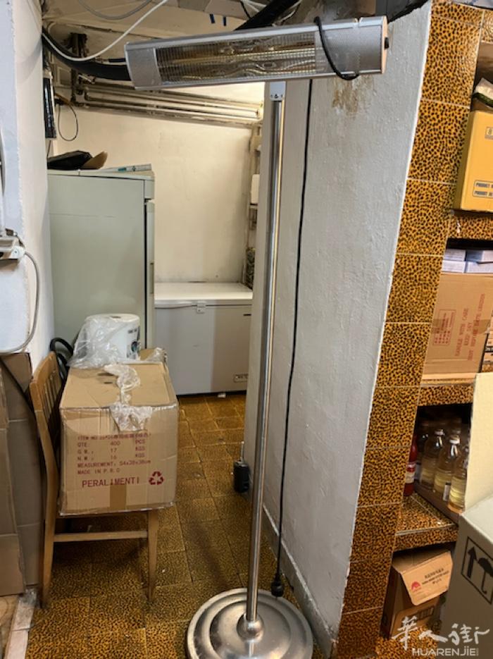 米兰市内低价出售两个立式暖灯，九成新
