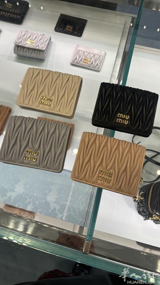 佛罗伦萨面交Miumiu钱包 二手三个月 无刮痕 像全新的 包装盒和袋子都有保留